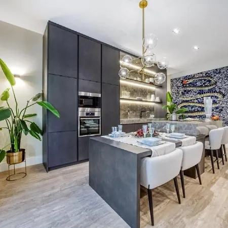 Stunning Near Avenue Liberdade Apartment Lisbon